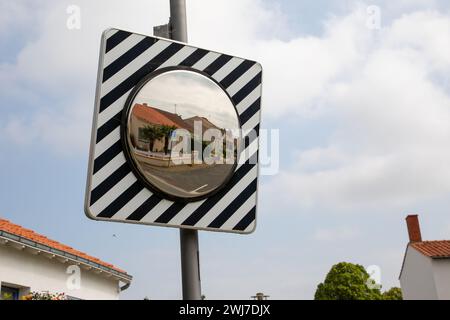 Verkehrsgekrümmte konvex Weitwinkelstraße mit Spiegel auf Pole Street Stockfoto