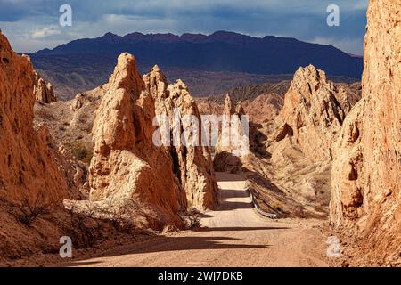 Landschaft von Quebrada de las Flechas (Argentinien) mit Nationalstraße 40. Schotterweg mit spitzen Sandsteinformationen. Infinity-Konzept. Stockfoto