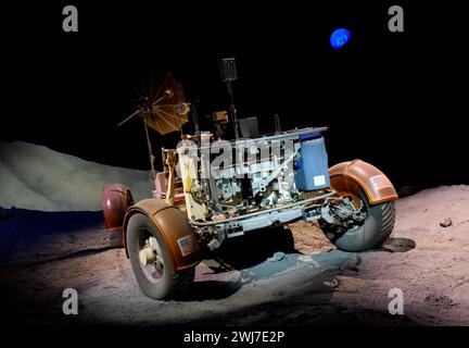 Ausstellung des Lunar Rover Trainers im houston Space Centre texas, der auf den letzten drei Apollo-Missionen auf die Mondoberfläche gebracht wurde (und dort zurückgelassen wurde) Stockfoto