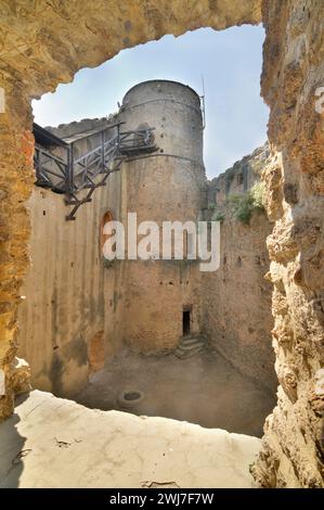 Schloss Chojnik oberhalb der Stadt Sobieszów im Südwesten Polens Stockfoto