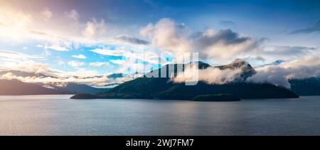 Eine unberührte Insel, umgeben von klarem Himmel und dem riesigen Meer an einem atemberaubenden Tag Stockfoto