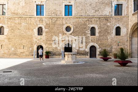 Der Innenhof der normannischen Schwäbischen Burg ( Castello Normanno Svevo) im historischen Stadtzentrum von Bari, Region Apulien, (Apulien), Süditalien, Stockfoto