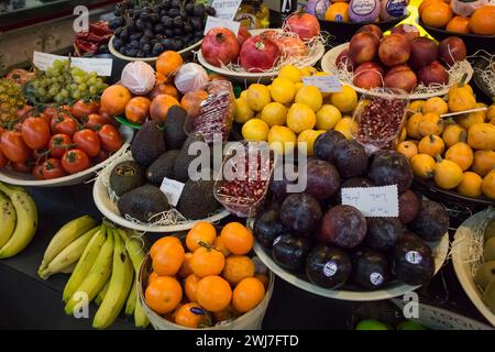 Merchandise eines Obststandes auf dem alten Abaceria Central Market, Barcelona Stockfoto