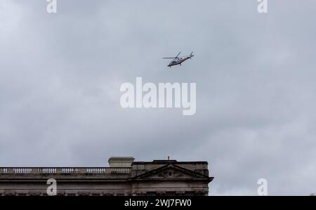 London, UK 13. Februar 2024 ein Mitglied der königlichen Familie kommt mit dem Hubschrauber Buckingham Palace an und geht dann mit dem Royal Car mit Polizeieskort Credit: Richard Lincoln/Alamy Live News Stockfoto