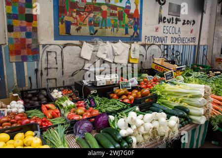 Gemüsehändler im alten Abaceria Central Market, Barcelona Stockfoto