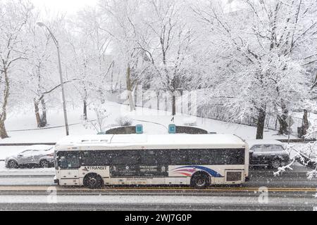 New York City, NY, USA. Februar 2024. Schnee fiel und sammelte sich in der Stadt Jersey City im Bundesstaat New Jersey an diesem Dienstag, den 13. Ab Ende Februar wird über Teilen des Nordostens der USA mit starkem Schneefall gerechnet, wobei einige Gebiete bis zu 5 cm Schnee pro Stunde bekommen, so die Wettervorhersage des National Weather Service. (Kreditbild: © William Volcov/ZUMA Press Wire) NUR REDAKTIONELLE VERWENDUNG! Nicht für kommerzielle ZWECKE! Stockfoto