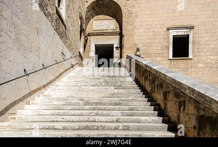 Der Innenhof der normannischen Schwäbischen Burg ( Castello Normanno Svevo) im historischen Stadtzentrum von Bari, Region Apulien, (Apulien), Süditalien, E Stockfoto