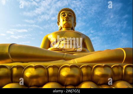 Fantastischer Blick auf den Großen Buddha im Wat Paknam in Bangkok, Thailand Stockfoto