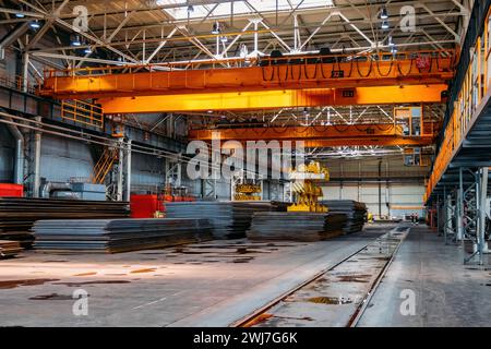 Stahlblechstapel im Lagergebäude Stockfoto