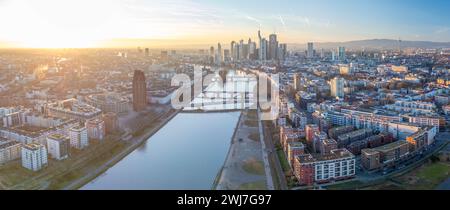Panorama von Frankfurt am Main, Deutschland unter dem wunderschönen Abendhimmel Stockfoto
