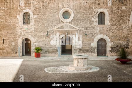 Der Innenhof der normannischen Schwäbischen Burg ( Castello Normanno Svevo) im historischen Stadtzentrum von Bari, Region Apulien, (Apulien), Süditalien, E Stockfoto