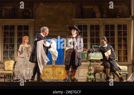 l-r: Anna Devin (Rosina), Simon Bailey (Doctor Bartolo), Alastair Miles (Don Basilio), Innocent Masuku (Graf Almaviva) im BARBIER VON SEVILLA an der English National Opera (ENO), London Coliseum, London WC2 12/02/2024 Musik: Gioachino Rossini Libretto: Cesare Sterbini Dirigent: Roderick Cox Design: Tanya McCallin Original Beleuchtung: Tom Jonathan Miller Stockfoto