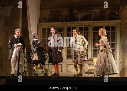 l-r: Simon Bailey (Doktor Bartolo), Innocent Masuku (Graf Almaviva), Alastair Miles (Don Basilio), Charles Rice (Figaro), Anna Devin (Rosina) im FRISEUR VON SEVILLA an der English National Opera (ENO), London Coliseum London WC2 12/02/2024 Musik: Gioachino Rossini Libretto: Cesare Sterbini Dirigent: Roderick Cox Design: Tanya McCallin Tom Mannings ursprünglicher Regisseur: Jonathan Miller Stockfoto