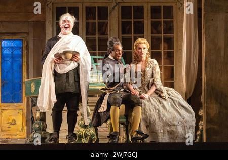 l-r: Simon Bailey (Doktor Bartolo), Innocent Masuku (Graf Almaviva), Anna Devin (Rosina) im BARBIER VON SEVILLA an der English National Opera (ENO), London Coliseum, London WC2 12/02/2024 Musik: Gioachino Rossini Libretto: Cesare Sterbini Dirigent: Roderick Cox Design: Tanya McCallin Originalbeleuchtung: Tom Mannings Originalregisseur: Jonathan Miller Stockfoto