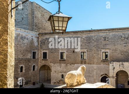 Der Innenhof der normannischen Schwäbischen Burg ( Castello Normanno Svevo) im historischen Stadtzentrum von Bari, Region Apulien, (Apulien), Süditalien, E Stockfoto