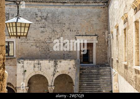 Der Innenhof der normannischen Schwäbischen Burg ( Castello Normanno Svevo) im historischen Stadtzentrum von Bari, Region Apulien, (Apulien), Süditalien, E Stockfoto