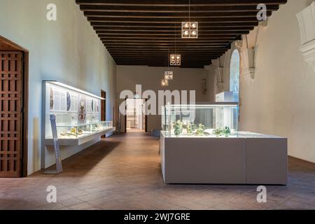 Ausstellungsraum der normannischen Schwäbischen Burg ( Castello Normanno Svevo) im historischen Stadtzentrum von Bari, Region Apulien, (Apulien), Süditalien Stockfoto