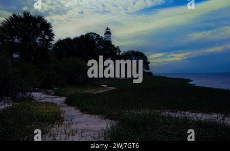 Leuchtturm im Saint Mark National Wildlife Refuge am Ende des Tages in Tallahassee, Florida Stockfoto