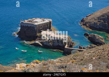 Das Fort von Sāo João Baptista (Hl. Johannes des Täufers) von der Landzunge auf der Berlenga Grande (Berlengas-Inseln) vor der Küste des portugiesischen Festlandes aus gesehen Stockfoto