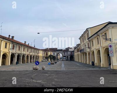 Roccabianca, Parma, Italien - 31. dezember 2023 Besichtigung der Dorfdetails in der Innenstadt und im Schloss Stockfoto