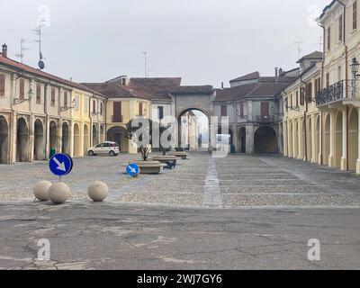 Roccabianca, Parma, Italien - 31. dezember 2023 Besichtigung der Dorfdetails in der Innenstadt und im Schloss Stockfoto