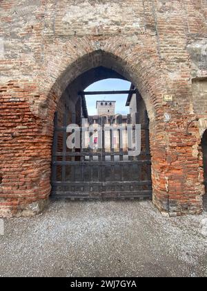 Roccabianca, Parma, Italien - 31. dezember 2023 Besichtigung der Dorfdetails in der Innenstadt und im Schloss Stockfoto