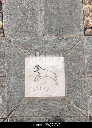 Roccabianca, Parma, Italien - 31. dezember 2023 astrologische esoterische Schilderfliesen auf dem Boden in der Innenstadt von Roccabianca im Herzogtum Parma, Italien Stockfoto