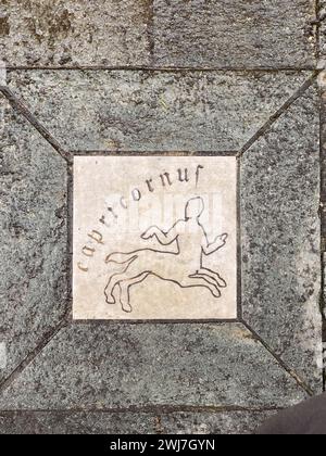 Roccabianca, Parma, Italien - 31. dezember 2023 astrologische esoterische Schilderfliesen auf dem Boden in der Innenstadt von Roccabianca im Herzogtum Parma, Italien Stockfoto