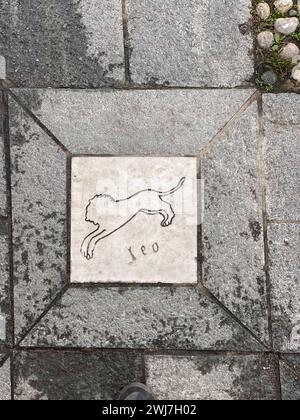 Roccabianca, Parma, Italien - 31. dezember 2023 astrologische esoterische Schilderfliesen auf dem Boden in der Innenstadt von Roccabianca im Herzogtum Parma, Italien Stockfoto