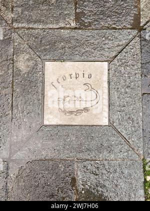 Roccabianca, Parma, Italien - 31. dezember 2023 astrologische esoterische Schilderfliesen auf dem Boden in der Innenstadt von Roccabianca im Herzogtum Parma, Italien Stockfoto