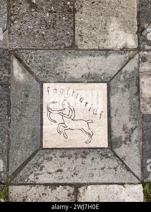 Roccabianca, Parma, Italien - 31. dezember 2023 astrologische esoterische Schilderfliesen auf dem Boden in der Innenstadt von Roccabianca im Herzogtum Parma, Italien Stockfoto