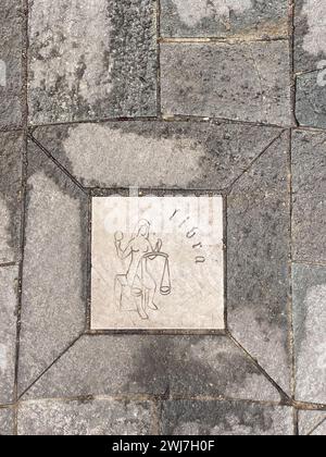 Roccabianca, Parma, Italien - 31. dezember 2023 astrologische esoterische Schilderfliesen auf dem Boden in der Innenstadt von Roccabianca im Herzogtum Parma, Italien Stockfoto