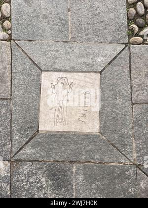 Roccabianca, Parma, Italien - 31. dezember 2023 astrologische esoterische Schilderfliesen auf dem Boden in der Innenstadt von Roccabianca im Herzogtum Parma, Italien Stockfoto