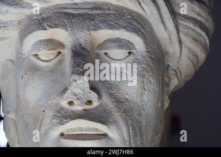 Dekoratives Element, das einen Sarazenkopf in der Gipsgussgalerie der normannischen Schwäbischen Burg (Castello Normanno Svevo) Bari, Apulien (Apuli) darstellt Stockfoto