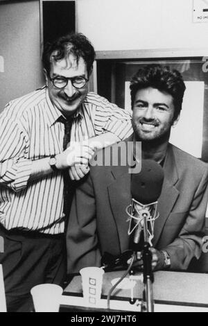 Aktenfoto von George Michael vom 31/08/90, fotografiert mit BBC Radio 1 DJ Steve Wright, der im Alter von 69 Jahren gestorben ist, laut BBC News. In einer Erklärung, die Wrights Familie BBC News mitteilte, heißt es: "Mit tiefer Trauer und tiefem Bedauern verkünden wir den Tod unseres geliebten Steve Wright." Stockfoto