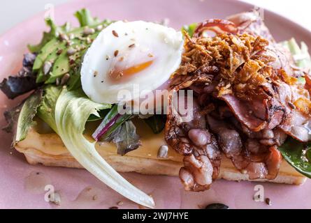 Leckeres Sandwich mit Speck, Avocado und Eiern Stockfoto