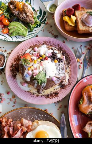 Mittagessen. Familienfrühstück oder Brunch auf einem Tisch. Luftaufnahme Stockfoto