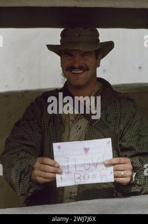 Erster Golfkrieg: 10. März 1991 Ein US-Armeesoldat im Wachdienst an der Außengrenze der Botschaft der Vereinigten Staaten in Kuwait City zeigt eine Botschaft von einem dankbaren Kuwait. Stockfoto