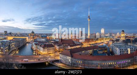 Abendstimmung im Zentrum von Berlin Mitte. 13.02.2024, Berlin, DE - Panorama vom Zentrum Berlin Mitte., Berlin Berlin Deutschland, DEU Mitte *** Abendatmosphäre im Zentrum von Berlin Mitte 13 02 2024, Berlin, DE Panorama vom Zentrum von Berlin Mitte , Berlin Berlin Deutschland, DEU Mitte Stockfoto