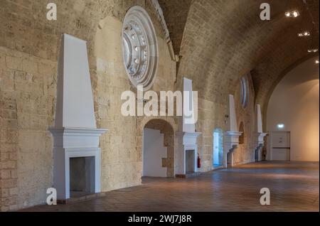 Ausstellungsraum der normannischen Schwäbischen Burg ( Castello Normanno Svevo) im historischen Stadtzentrum von Bari, Region Apulien, (Apulien), Süditalien Stockfoto