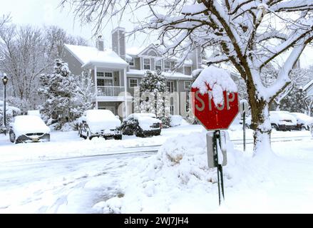 Schneebedeckte Autos auf dem Parkplatz eines Apartmentkomplexes Stockfoto