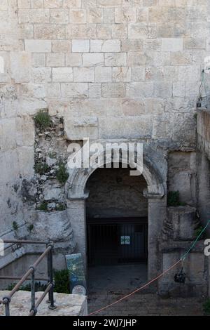 Jerusalem, Israel - 22. April 2022: Das antike Damaskus-Tor ist einer der Haupteingänge zur Altstadt von Jerusalem. Das Tor des römischen Jerusalem Stockfoto