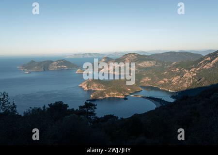 Das erste Licht von Dawn: Eine atemberaubende Reise entlang des Lykischen Weges mit Blick auf die türkisfarbene Umarmung der Ölüdeniz Bay Stockfoto