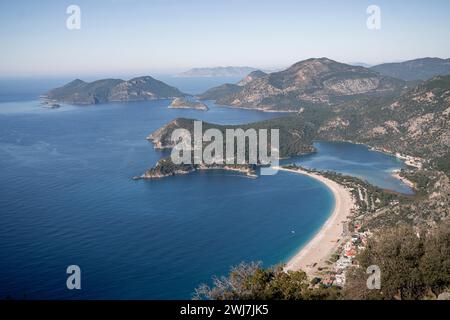 Das erste Licht von Dawn: Eine atemberaubende Reise entlang des Lykischen Weges mit Blick auf die türkisfarbene Umarmung der Ölüdeniz Bay Stockfoto