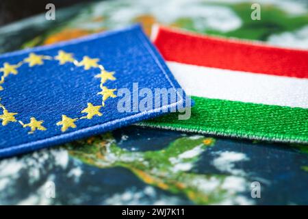 Ungarische und EU-Patches überschneiden sich, Konzept der Zusammenarbeit zwischen EU-Ländern, ungarischen Flaggen und der Europäischen Union, Nahaufnahme Stockfoto