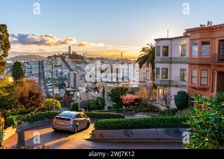 Die krummste Straße der Welt Lombard Street. San Francisco wird von der Morgensonne erhellt. Blick vom Gipfel der berühmten Straße. Stockfoto