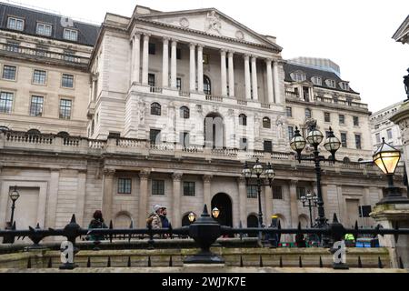 London, Großbritannien. Februar 2024. Die Bank of England in der City of London. Morgen, den 14. Februar, wird das Amt für nationale Statistik um 7 Uhr die neuesten Inflationszahlen veröffentlichen. Dies könnte dazu führen, dass die Bank of England den Zinssatz anpasst, der derzeit bei 5,25 % liegt. Das Ziel liegt bei 2 %. Quelle: Karl Black/Alamy Live News Stockfoto