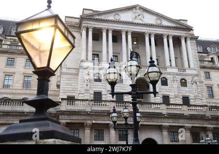 London, Großbritannien. Februar 2024. Die Bank of England in der City of London. Morgen, den 14. Februar, wird das Amt für nationale Statistik um 7 Uhr die neuesten Inflationszahlen veröffentlichen. Dies könnte dazu führen, dass die Bank of England den Zinssatz anpasst, der derzeit bei 5,25 % liegt. Das Ziel liegt bei 2 %. Quelle: Karl Black/Alamy Live News Stockfoto