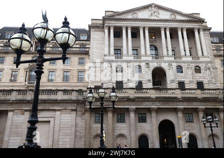London, Großbritannien. Februar 2024. Die Bank of England in der City of London. Morgen, den 14. Februar, wird das Amt für nationale Statistik um 7 Uhr die neuesten Inflationszahlen veröffentlichen. Dies könnte dazu führen, dass die Bank of England den Zinssatz anpasst, der derzeit bei 5,25 % liegt. Das Ziel liegt bei 2 %. Quelle: Karl Black/Alamy Live News Stockfoto