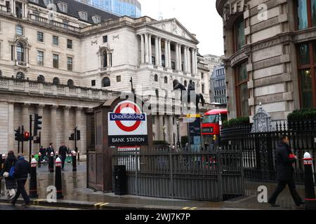 London, Großbritannien. Februar 2024. Die Bank of England in der City of London. Morgen, den 14. Februar, wird das Amt für nationale Statistik um 7 Uhr die neuesten Inflationszahlen veröffentlichen. Dies könnte dazu führen, dass die Bank of England den Zinssatz anpasst, der derzeit bei 5,25 % liegt. Das Ziel liegt bei 2 %. Quelle: Karl Black/Alamy Live News Stockfoto
